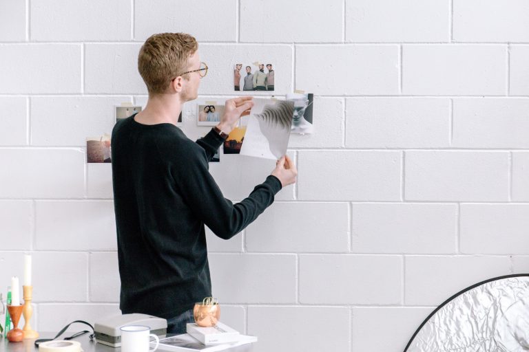 Espacio de trabajo ordenado con ordenador portátil y calculadora para control de costes y gastos