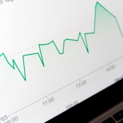 Equipo trabajando en el diseño de un plan de digitalización empresarial