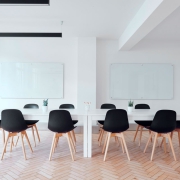 Reunión de equipo analizando datos para mejorar la rentabilidad empresarial