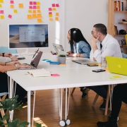 Consultor financiero asesorando sobre control de costes y rentabilidad