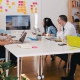 Consultor financiero asesorando sobre control de costes y rentabilidad