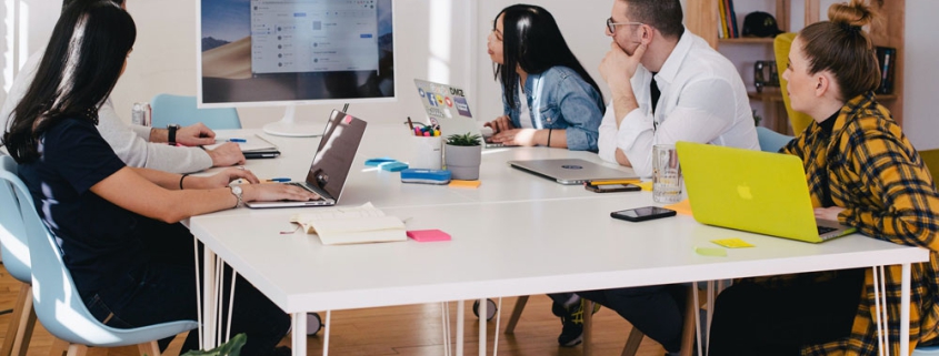 Consultor financiero asesorando sobre control de costes y rentabilidad