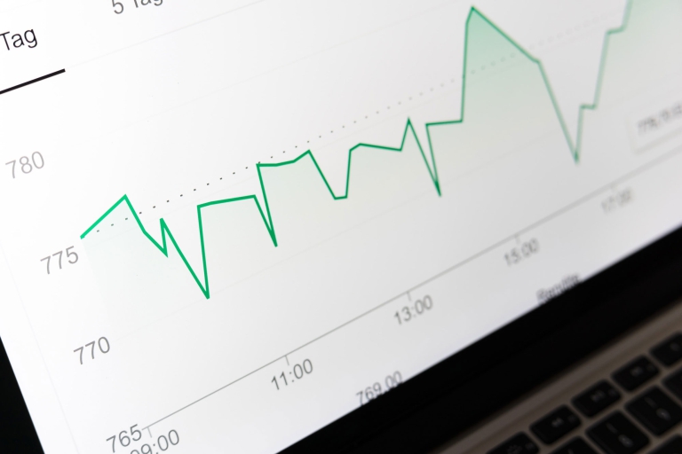 Revisión de informes contables y planificación de la gestión financiera en una empresa